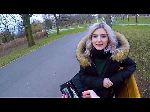 ❤️ Swallows hot cum coigreach airson airgead - blowjob anns a 'phàirc le Eva Elfie ❌ Porn anal leinn ☑